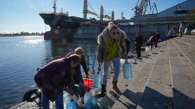 People collect water from a Dnipro river in Kherson, Ukraine, Tuesday, Nov. 15, 2022. (AP Photo / Efrem Lukatsky)