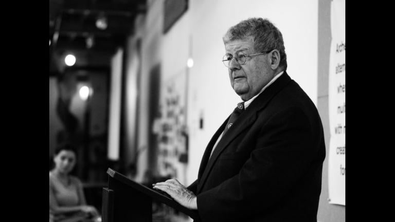 Stanley Tigerman, a Chicago architect and director of Archeworks, a school he co-founded with interior designer Eva Maddox, addresses graduates. (ChicagoEye / Flickr)