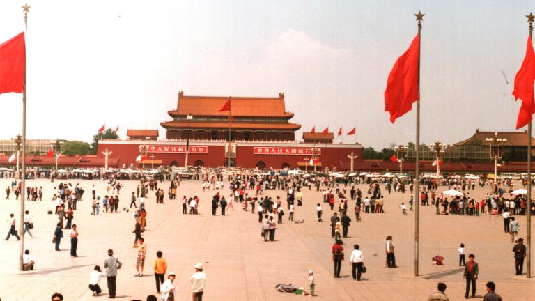 A May 1988 photo of Tiananmen Square in Beijing, China. (Derzsi Elekes Andor / Wikimedia Commons)