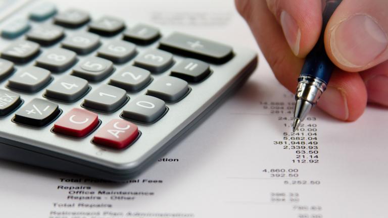 An Urban Institute report found that financial insecurity, which is above the national average in Chicago, is weighing on the city's budget. (Dave Dugdale / Flickr)
