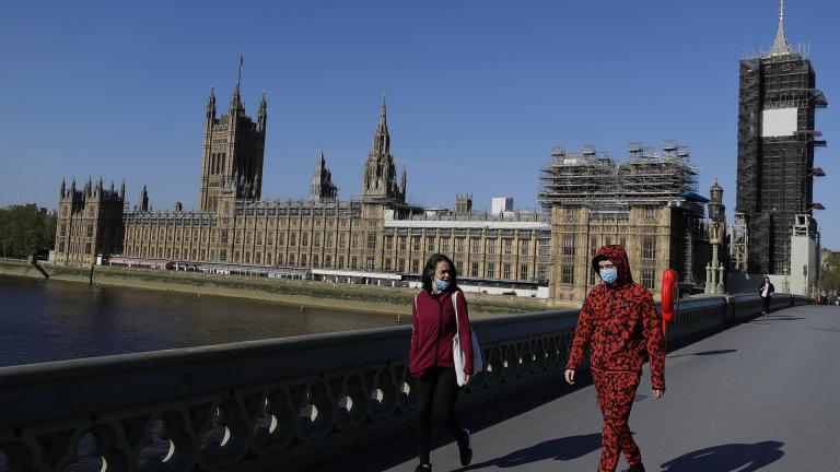 People wear masks as they walk near Britain’s Houses of Parliament as the country is in lockdown to help curb the spread of coronavirus, in London, Tuesday, April 21, 2020. AP Photo / Kirsty Wigglesworth)