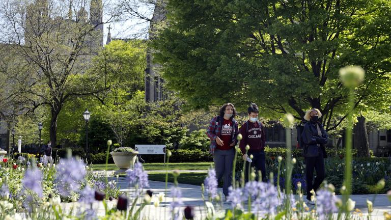 Students wearing masks make their way through the University of Chicago campus, Thursday, May 6, 2021, in Chicago. (AP Photo / Shafkat Anowar)
