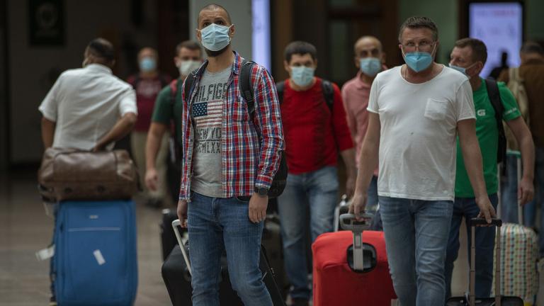 Passengers arrive at the Barcelona airport in Barcelona, Spain, Tuesday, June 30, 2020. (AP Photo / Emilio Morenatti) Passengers arrive at the Barcelona airport in Barcelona, Spain, Tuesday, June 30, 2020. (AP Photo / Emilio Morenatti)