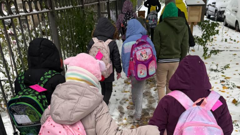 Volunteers walk children to school on Chicago’s Northwest Side. (Joanna Hernandez / WTTW News)