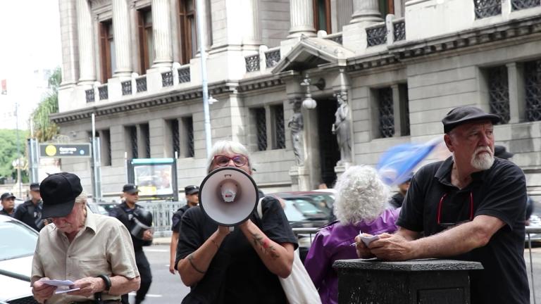 Retirees protest over health care in Buenos Aires, Argentina. (Medill)