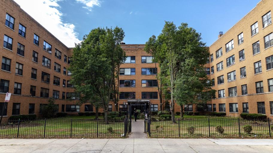 Federal agents raided this apartment building in Chicago’s South Shore neighborhood, claiming it was occupied by the Venezuelan gang Tren de Aragua. (Jim Vondruska for ProPublica)