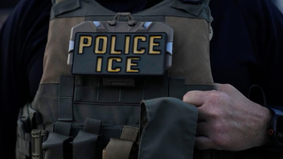 A U.S. Immigration and Customs Enforcement agent takes part in an early morning operation in Park Ridge, Ill., Friday, Sept. 19, 2025. (AP Photo / Erin Hooley)