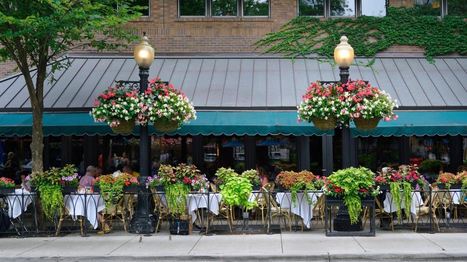 Diners sit outside at a restaurant on Chicago’s Rush Street in a 2022 file photo. (Peter Spiro / iStock)
