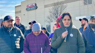 Workers rally at the Addison Portillo’s production facility. (Shelly Ruzick / Arise Chicago)