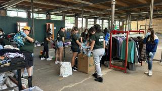 Volunteers with Todo Para Todos organize clothing. (Courtesy of Todo Para Todos)