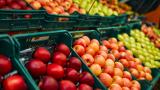 Apples are lined up at a grocery store. (Valerii Apetroaiei / iStock)