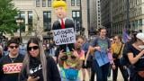 Protesters head to the "No Kings" rally in Grant Park on Oct. 18, 2025. (Eunice Alpasan / WTTW News)