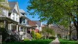 A row of homes in Chicago’s North Center community. (James Andrews / iStock)