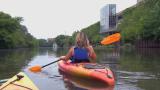 Joanna Hernandez kayaks in the Chicago River. (WTTW News)