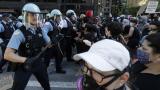 Chicago Police officers and protesters clash during a protest over the death of George Floyd in Chicago, Saturday, May 30, 2020. Floyd died after being taken into custody and restrained by Minneapolis police on Memorial Day in Minnesota. (AP Photo / Nam Y. Huh) Chicago Police officers and protesters clash during a protest over the death of George Floyd in Chicago, Saturday, May 30, 2020. Floyd died after being taken into custody and restrained by Minneapolis police on Memorial Day in Minnesota. (AP Photo / Nam Y. Huh)
