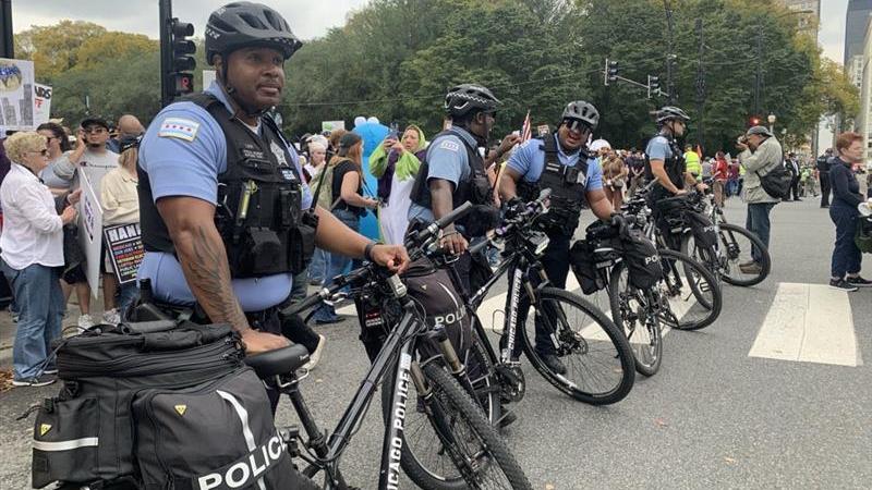 Chicago police officers line the protest route on Oct. 18, 2025. (Eunice Alpasan / WTTW News)