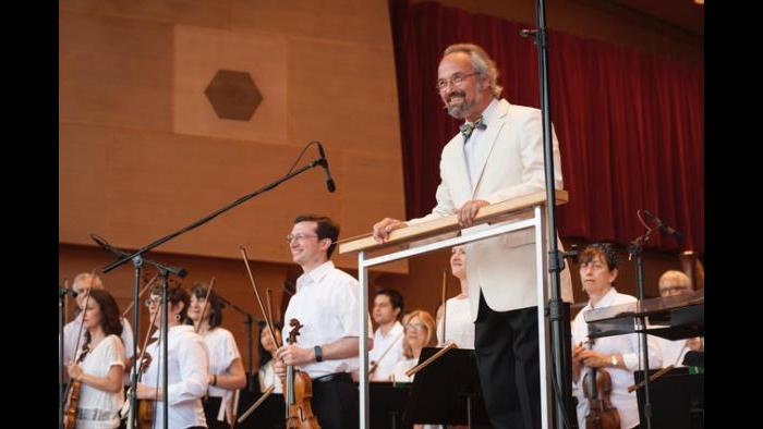 Music director Carlos Kalmar leads the Grant Park Orchestra in 2019. (Courtesy of the Grant Park Music Festival)