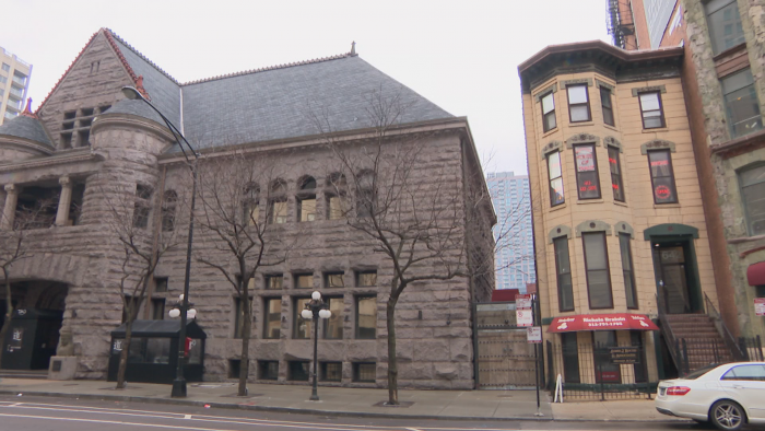 The limestone Italianate building at 642 N. Dearborn St. is located next to the former Chicago Historical Society building designed by Henry Ives Cobb. Cobb’s former home at 716 N. Rush St. is also part of the proposed district. (Felix Mendez / WTTW News)