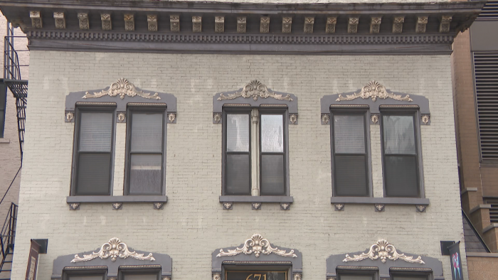 671 N. State St. is a brick building with Italianate ornament. (Felix Mendez / WTTW News)