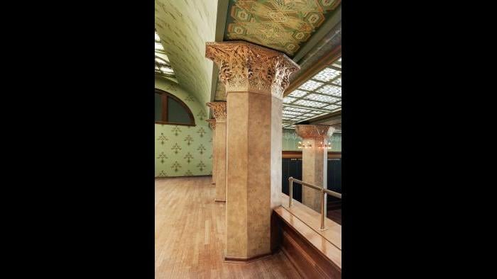 Vinci used 19th century plastering technique to re-create the Trading Room’s faux marble columns.