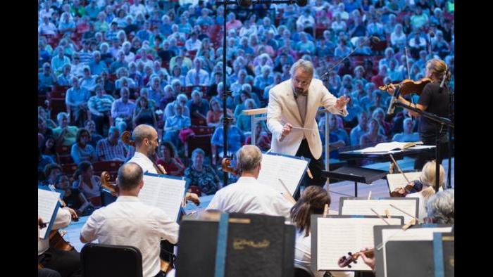 Music director Carlos Kalmar leads the Grant Park Orchestra in 2019. (Courtesy of the Grant Park Music Festival)
