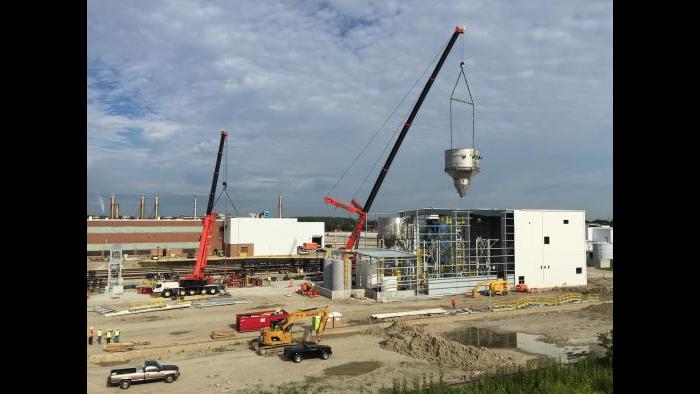 A reactor is put in place during construction at the Stickney facility. (Courtesy Metropolitan Water Reclamation District of Greater Chicago)
