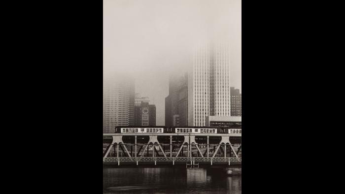 Yasuhiro Ishimoto, "Untitled, Chicago (El Over River)" 1950. (Courtesy of the Terra Foundation for American Art) 