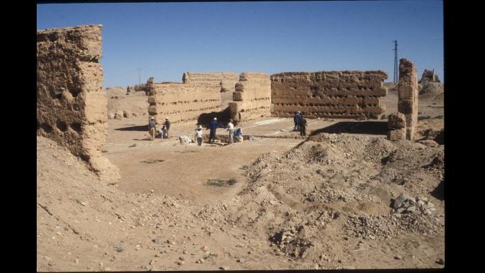 Excavations within the Sijilmasa mosque, with exposed walls from the “Filalian” period. Photograph by MAPS, 1996