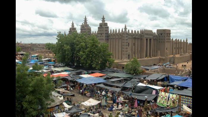 The great mosque of Jenne and the Monday great market, August 2013. Photograph by Hamdia Traore