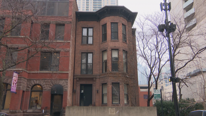 This brick building at 14 W. Erie St. is in the Italianate style. (Felix Mendez / WTTW News)