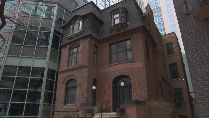 The building at 212 E. Ontario St. is a mix of Queen Anne and Romanesque styles. (Felix Mendez / WTTW News)