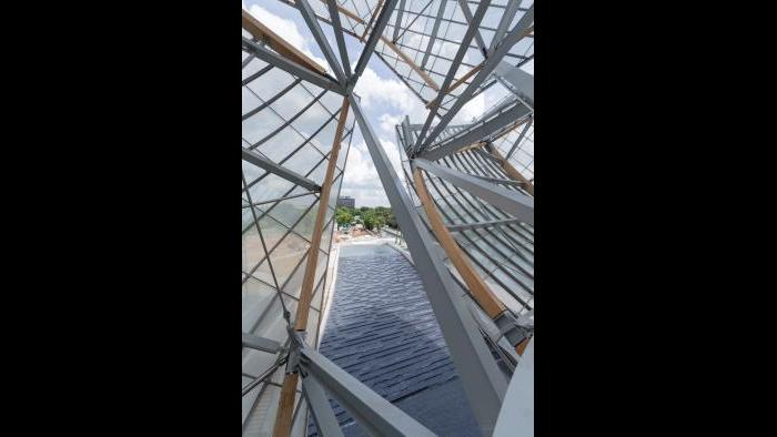 A view outward from the interior of the Foundation building. (Iwan Baan / Fondation Louis Vuitton)