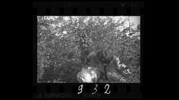 An intimate moment between ghetto residents, 1940-1944. (Courtesy of the Art Gallery of Ontario, Gift of the Archive of Modern Conflict)