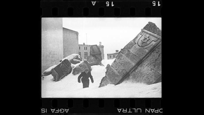 The ruins of a synagogue on Wolborska Street demolished by Germans in 1939, 1940. (Courtesy of the Art Gallery of Ontario, Gift of the Archive of Modern Conflict)