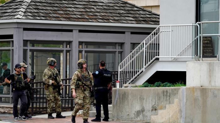 Law enforcement search in downtown Highland Park, a Chicago suburb, after a mass shooting at the Highland Park Fourth of July parade, Monday, July 4, 2022. (AP Photo / Nam Y. Huh)