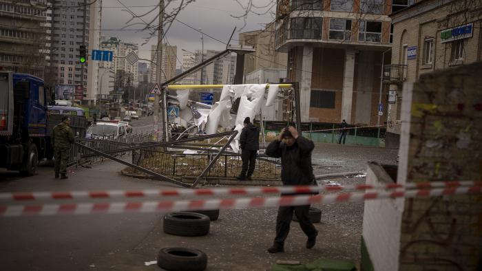 Police officers inspect area after an apparent Russian strike in Kyiv Ukraine, Thursday, Feb. 24, 2022. (AP Photo / Emilio Morenatti)