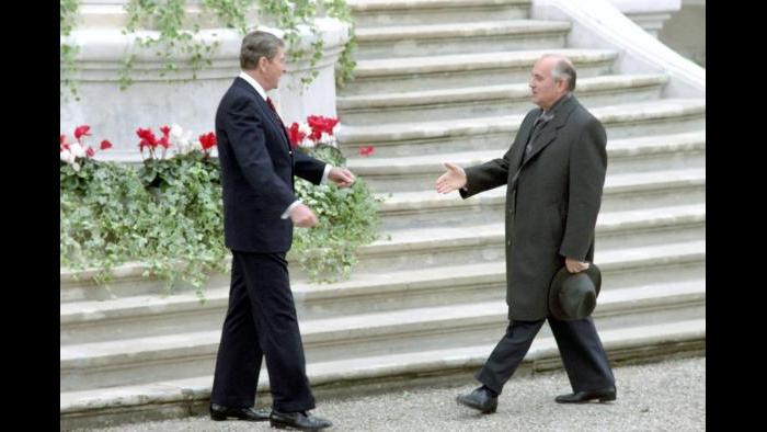 “Coats on, or coats off?” Ronald Reagan greets Mikhail Gorbachev outside Fleur d’Eau, Geneva Summit, November 19, 1985.