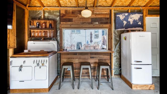 Garage? Yes. Pub? Yes. Music studio? Yes. This converted space does it all. (Courtesy of Chicago Bungalow Association)