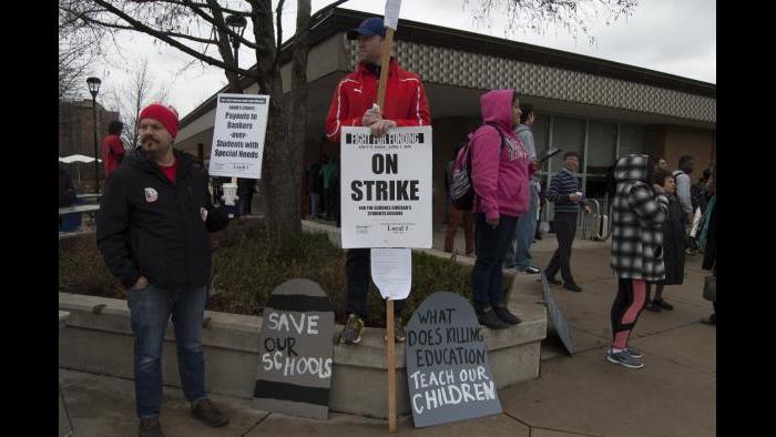 Protesters at Northeastern Illinois University. (Tricia Wood)