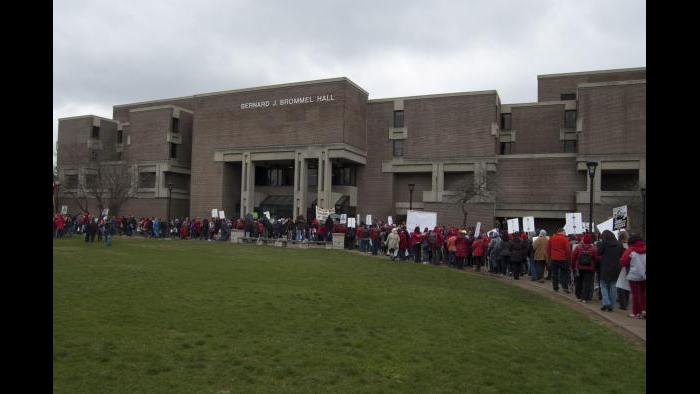Protesters at Northeastern Illinois University. (Tricia Wood)
