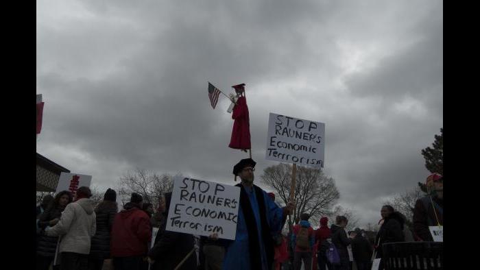 Protesters at Northeastern Illinois University. (Tricia Wood)