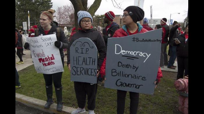 Protesters at Northeastern Illinois University. (Tricia Wood)