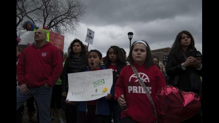 Protesters at Northeastern Illinois University. (Tricia Wood)