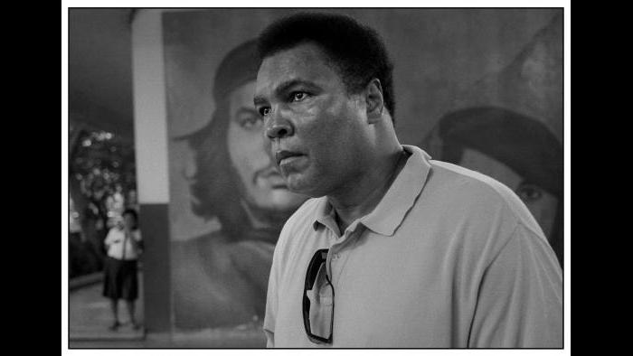 Ali stands in front of a Che Guevara mural. (© David Turnley)