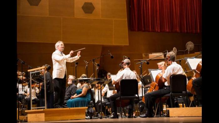 Music director Carlos Kalmar leads the Grant Park Orchestra in 2019. (Courtesy of the Grant Park Music Festival)