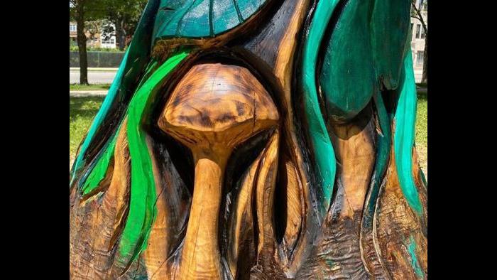 Sculptor Gary Keenan achieves surprisingly delicate detail using a chainsaw. (Chicago Sculpture International)