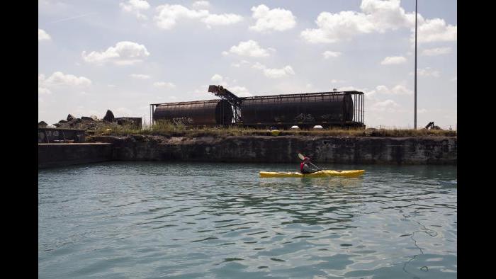 Paddling along the Calumet River. (Luke Brodarick / Chicago Tonight)