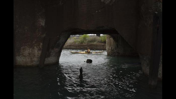 Kayaking in the Calumet River. (Luke Brodarick / Chicago Tonight)