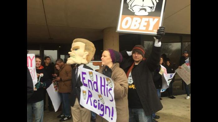 Dueling protests outside the University of Illinois at Springfield. (Amanda Vinicky / Chicago Tonight)