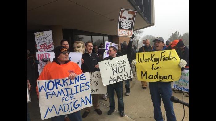 Dueling protests outside the University of Illinois at Springfield. (Amanda Vinicky / Chicago Tonight)